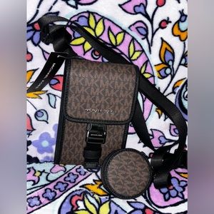 MK phone crossbody w. Coin pouch